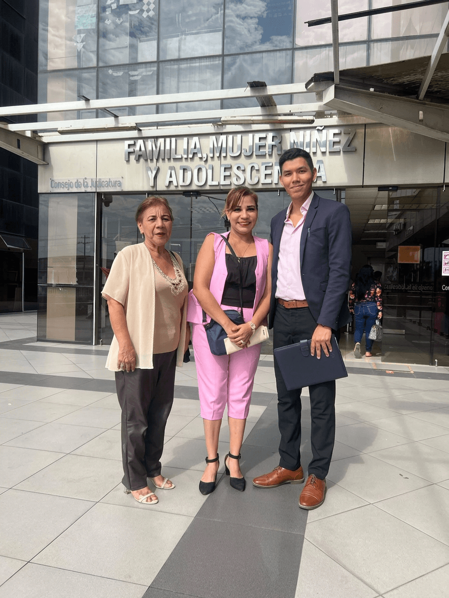 Atendiendo a clientes en el Juzgado de Familia, Mujer, Niñez y Adolescencia